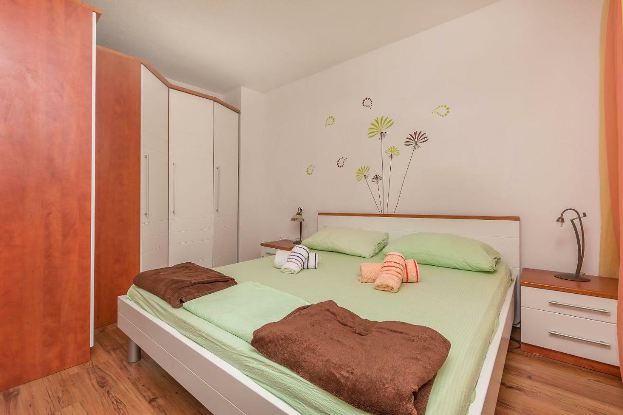 Apartment Mandic Omis Exterior photo